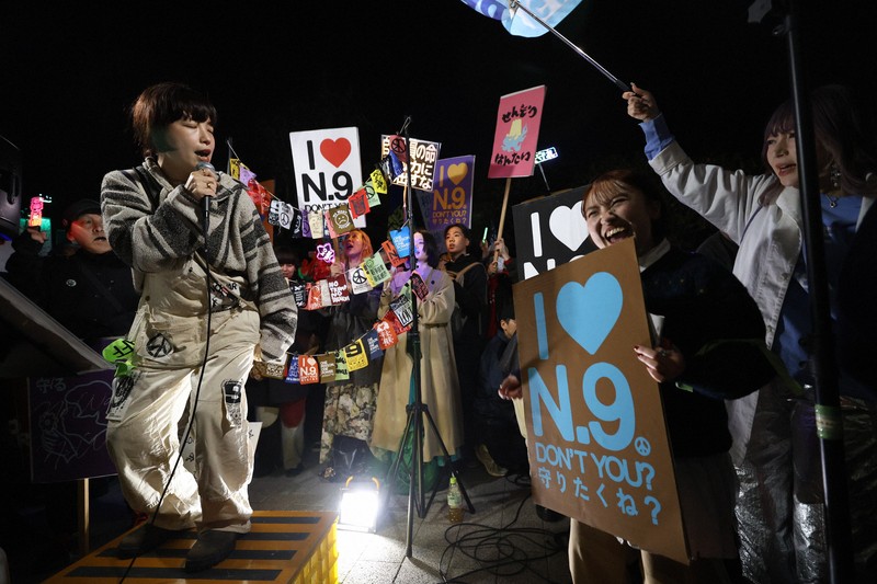 改憲への動きや戦争に反対の声を上げるデモの参加者たち＝国会前で2026年4月8日午後8時20分、後藤由耶撮影