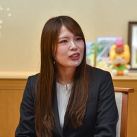 県庁に表敬訪問した佐藤綾乃選手＝群馬県前橋市で2026年4月7日午前11時33分、新宮巳美撮影