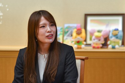県庁に表敬訪問した佐藤綾乃選手＝群馬県前橋市で2026年4月7日午前11時33分、新宮巳美撮影