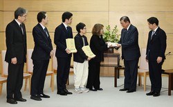 高額療養費制度見直しを求める患者団体と面会し、アンケート結果を受け取る石破茂首相（右から2人目）。右端は福岡資麿厚生労働相＝首相官邸で2025年3月7日午後7時2分、平田明浩撮影 
