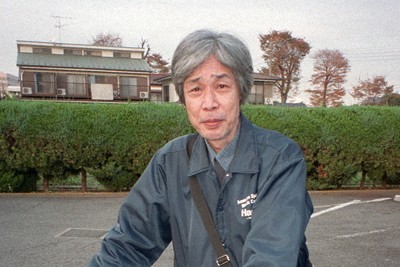 つげ義春さんへのインタビューの際には、いつも自転車でぶらぶら自宅近所のファミレスまで出かけた＝東京都調布市で2003年12月