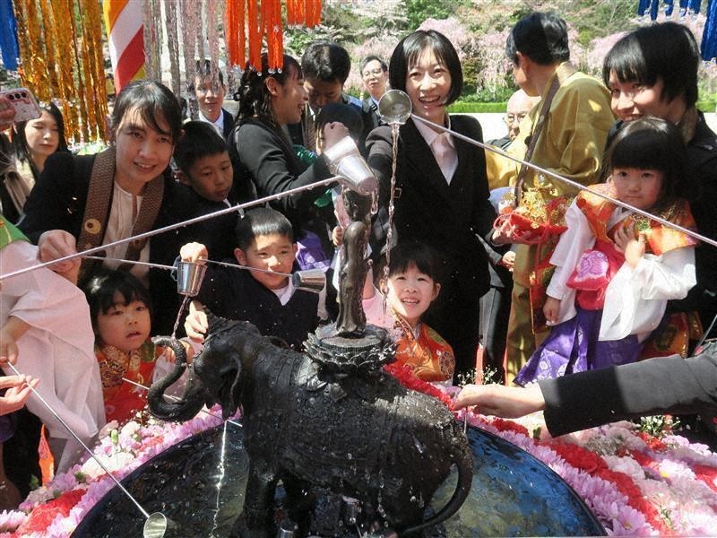 お釈迦様に水かけ供養 「仏教の日」 無量寿寺で大法会 加東 ／兵庫