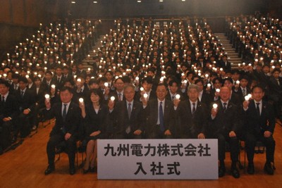 九州電力の入社式で1人ずつ電気を点灯させる新入社員や役員＝福岡市で2026年4月1日午前10時49分、宇都宮裕一撮影