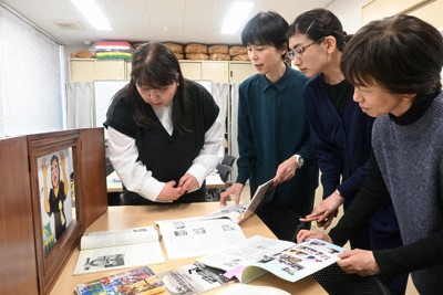 ろうあ被爆者の体験が掲載された雑誌などを眺める全通研長崎支部のメンバー＝長崎市橋口町で2026年3月29日午前11時24分、尾形有菜撮影