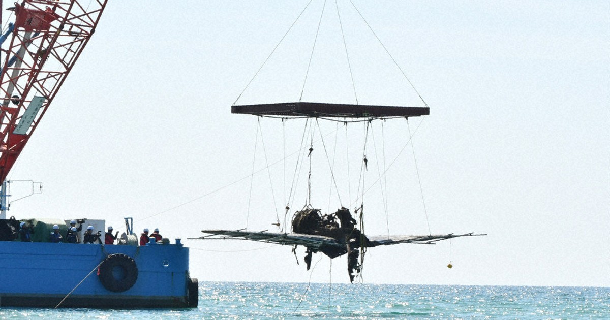 紫電改 81年ぶりの空 旧日本海軍の戦闘機、引き揚げ 阿久根沖 ／鹿児島