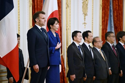 栄誉礼で両国国歌を聞くフランスのマクロン大統領（手前左）と高市早苗首相（同右）＝東京・元赤坂の迎賓館で2026年4月1日午後5時48分（代表撮影）