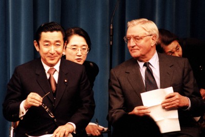 米軍普天間飛行場返還について記者会見する橋本龍太郎首相（左）とモンデール駐日米大使＝東京都千代田区の首相官邸で1996年4月12日撮影