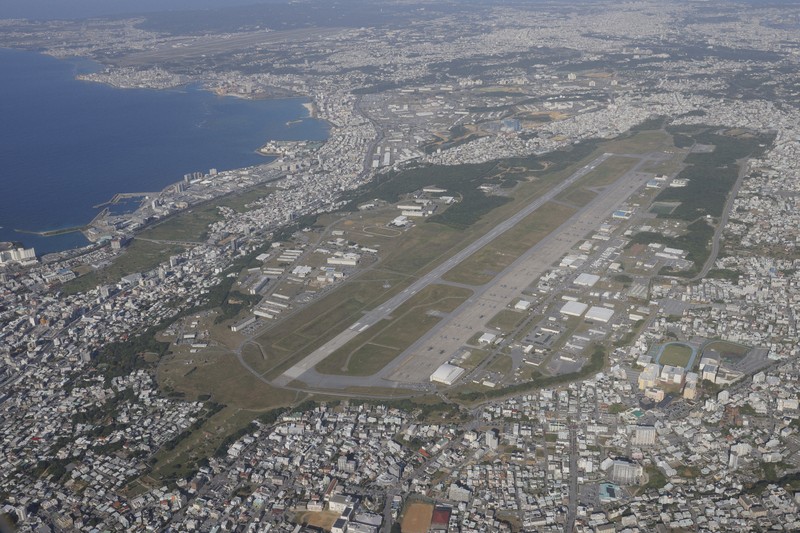 市街地に位置する米軍普天間飛行場＝沖縄県宜野湾市で2023年12月8日、本社機「希望」から