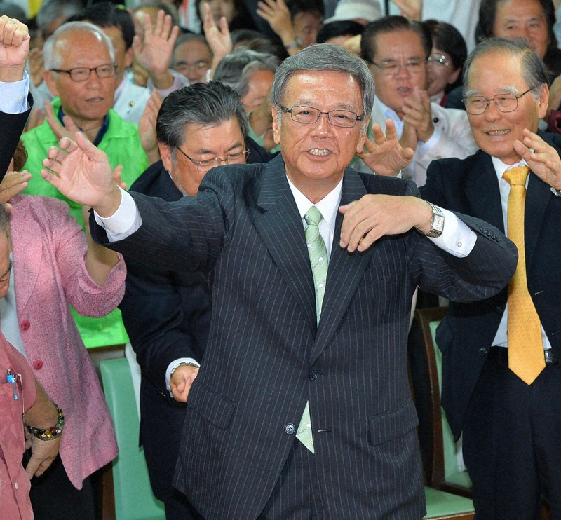 知事選で初当選が確実となり、カチャーシーを踊って勝利を祝う翁長雄志氏＝那覇市壺川で2014年11月16日午後8時32分、野田武撮影