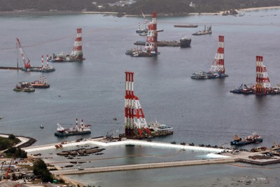 地盤改良工事のための作業船が浮かぶ米軍キャンプ・シュワブ東側の大浦湾＝沖縄県名護市で2025年11月28日午後3時34分、本社機「希望」から幾島健太郎撮影