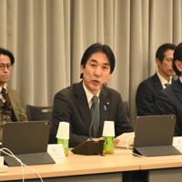 第3回社会保障国民会議有識者会議の冒頭であいさつする城内実全世代型社会保障改革担当相（中央）＝東京都港区で2026年4月9日午後4時9分、大原翔撮影