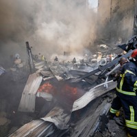 イスラエル軍の攻撃を受けた現場で活動する消防隊員、救急隊員ら＝レバノン・ベイルートで2026年4月8日、AP