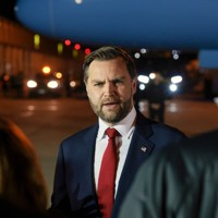 訪問先のハンガリーで帰国前に記者団の取材に応じるバンス米副大統領＝2026年4月8日、AP