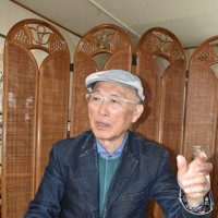 2018年8月にヒグマを駆除した際の状況を説明する池上治男さん＝北海道砂川市で2026年3月17日、小林大輝撮影