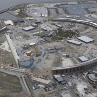 解体作業の続く大阪・関西万博会場＝大阪市此花区の夢洲で2026年4月7日午後3時23分、本社ヘリから