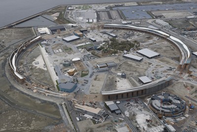 解体作業の続く大阪・関西万博会場＝大阪市此花区の夢洲で2026年4月7日午後3時23分、本社ヘリから