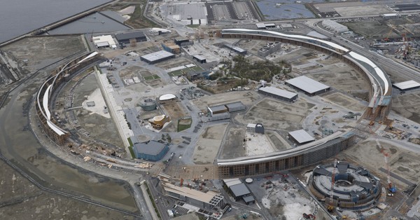 解体作業の続く大阪・関西万博会場＝大阪市此花区の夢洲で2026年4月7日午後3時23分、本社ヘリから