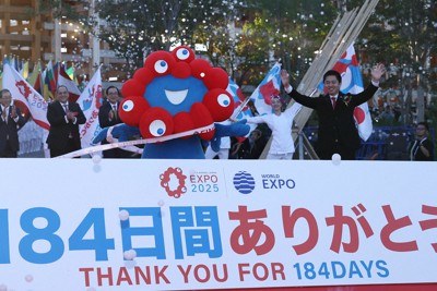 大阪・関西万博の最終日、「フラッグパレード」でフィナーレを迎えるミャクミャクら＝大阪市此花区で2025年10月13日午後4時52分、長澤凜太郎撮影
