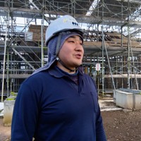 修復作業が続く国重要文化財「田子櫓」の前で復興への思いを語る出良大空さん＝熊本市中央区で2026年3月9日午後3時1分、中里顕撮影