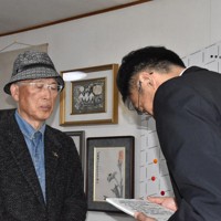 池上治男さん（左）に謝罪する道警保安課の徳田一志課長＝北海道砂川市で2026年4月9日、小林大輝撮影