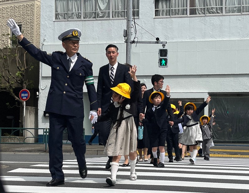 「横断歩道渡るときは手を挙げて」　警察幹部ら新小1と一緒に