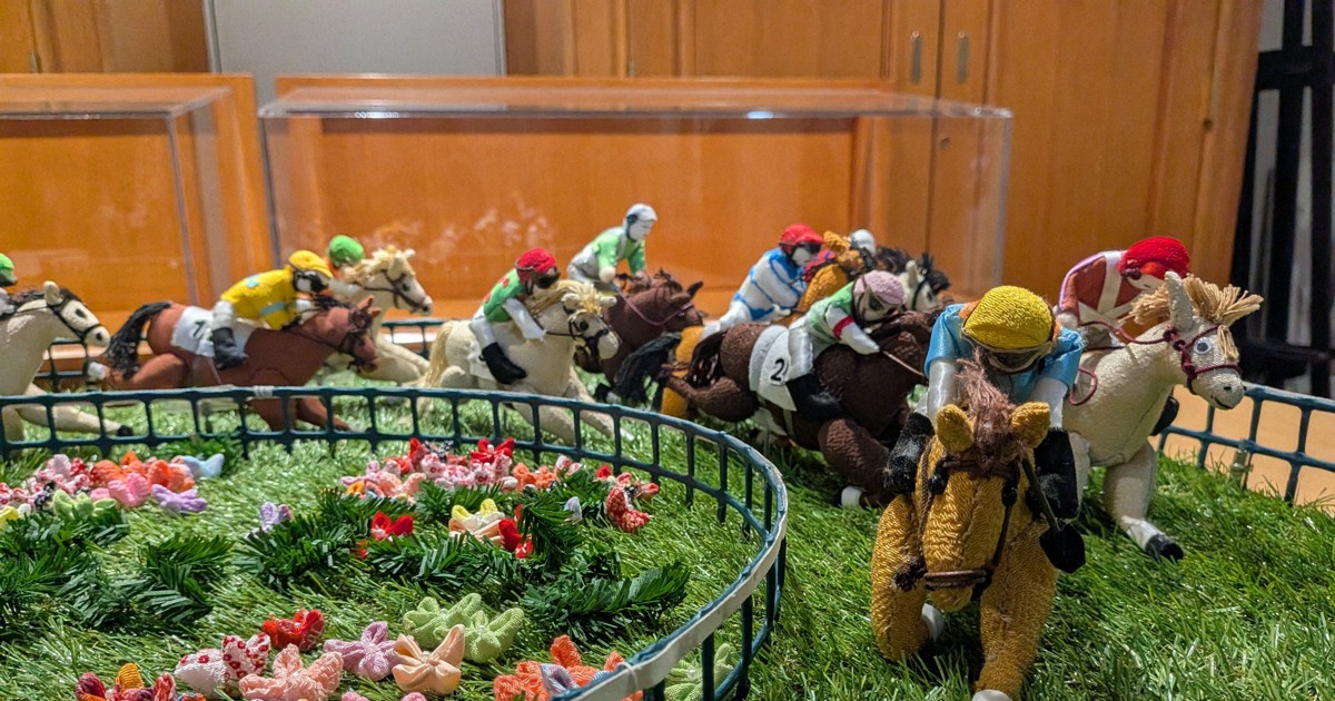 福島競馬場モチーフの「ターフ雛」 　飯坂婦人会が寄贈、展示へ