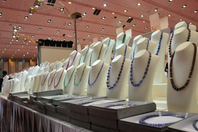 業者向けの展示販売会で並べられた宝飾品＝甲府市で2013年4月4日午後4時1分、屋代尚則撮影