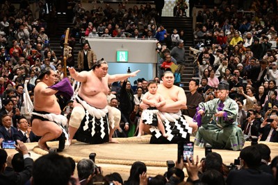 「最後の土俵入り」をする元横綱・照ノ富士の伊勢ケ浜親方。太刀持ちは豊昇龍、露払いは伊勢ケ浜親方の長男照務甚ちゃんを抱く大の里＝東京・両国国技館で2026年1月31日午後0時5分ごろ、飯山太郎撮影