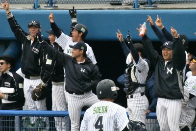 【西濃運輸－日本通運】三回裏日本通運1死三塁、西里颯の適時打で1点を加え、盛り上がる日本通運の選手たち＝高知市の高知県立春野球場で2026年4月9日午後1時29分、石川裕士撮影
