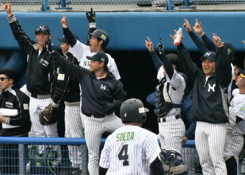 【西濃運輸－日本通運】三回裏日本通運1死三塁、西里颯の適時打で1点を加え、盛り上がる日本通運の選手たち＝高知市の高知県立春野球場で2026年4月9日午後1時29分、石川裕士撮影