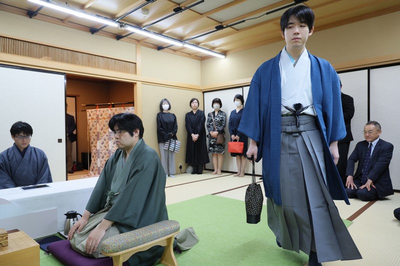 藤井名人は着実に前進、糸谷八段は苦心の手順 名人戦第1局 | 毎日新聞