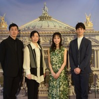 パリ・オペラ座の写真を背に記念撮影に応じる（左から）金森穣さん、東京バレエ団の斎藤友佳理団長、プリンシパルの秋山瑛さん、ファーストソリストの大塚卓さん＝東京都台東区で2026年4月9日、川島一輝撮影