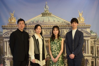 パリ・オペラ座の写真を背に記念撮影に応じる（左から）金森穣さん、東京バレエ団の斎藤友佳理団長、プリンシパルの秋山瑛さん、ファーストソリストの大塚卓さん＝東京都台東区で2026年4月9日、川島一輝撮影