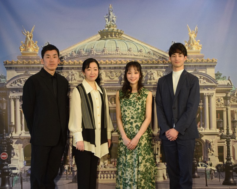 パリ・オペラ座の写真を背に記念撮影に応じる（左から）金森穣さん、東京バレエ団の斎藤友佳理団長、プリンシパルの秋山瑛さん、ファーストソリストの大塚卓さん＝東京都台東区で2026年4月9日、川島一輝撮影