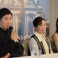 演出・振り付けしたバレエ作品「かぐや姫」に込めた思いを話す金森穣さん（左）＝東京都台東区で2026年4月9日、川島一輝撮影