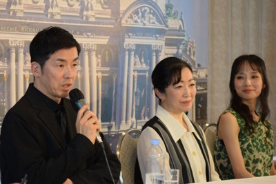 演出・振り付けしたバレエ作品「かぐや姫」に込めた思いを話す金森穣さん（左）＝東京都台東区で2026年4月9日、川島一輝撮影