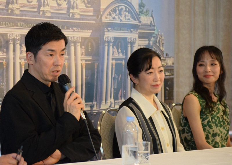演出・振り付けしたバレエ作品「かぐや姫」に込めた思いを話す金森穣さん（左）＝東京都台東区で2026年4月9日、川島一輝撮影
