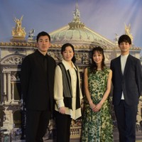 パリ・オペラ座の写真を背に記念撮影に応じる（左から）金森穣さん、東京バレエ団の斎藤友佳理団長、プリンシパルの秋山瑛さん、ファーストソリストの大塚卓さん＝東京都台東区で2026年4月9日、川島一輝撮影