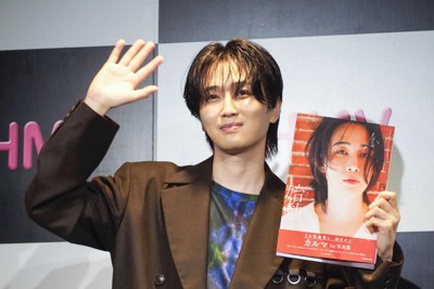 写真集の発売記念イベントに登場したカルマ＝東京都豊島区（共同）
