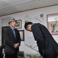 池上治男さん（左）に謝罪する道警保安課の徳田一志課長＝北海道砂川市で2026年4月9日、小林大輝撮影