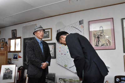 池上治男さん（左）に謝罪する道警保安課の徳田一志課長＝北海道砂川市で2026年4月9日、小林大輝撮影