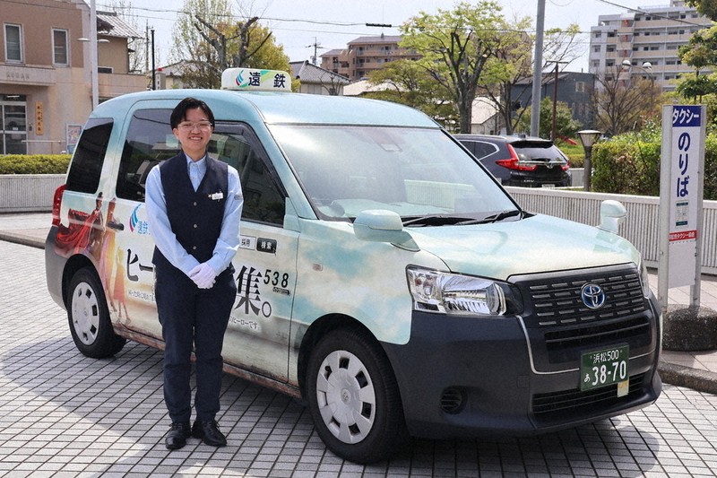 遠鉄タクシー」県内初の19歳女性デビュー 笑顔にできる運転手に 利用者