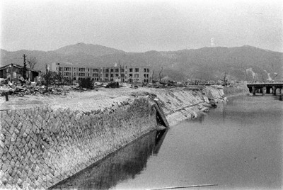 被爆1カ月後の中島地区（現在の平和記念公園）周辺を元安橋から北に向かって写す。被爆1カ月後の中島地区（現在の平和記念公園）周辺を元安橋から北に向かって写す。中央奥の建物は本川国民学校。右端には原爆投下目標だった相生橋の一部が見える（爆心地から130メートル）＝広島市の元安橋（現広島市中区中島町）で1945年9月11日ごろ、山上圓太郎撮影