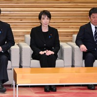 閣議に臨む高市早苗首相（中央）。左は林芳正総務相、右は茂木敏充外相＝首相官邸で2026年4月10日午前8時21分、平田明浩撮影