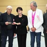 英ロックバンド、ディープ・パープルのメンバーらと面会し、ドラムのイアン・ペイス氏（左から2人目）にサイン入りのドラムスティックを渡す高市早苗首相（中央）＝首相官邸で2026年4月10日午後1時55分、平田明浩撮影