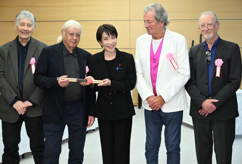 高市首相、「ディープ・パープル」と面会 以前からファンを公言 | 毎日新聞
