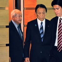 高市早苗首相との面会後、首相官邸を出る自民党の麻生太郎副総裁（中央）と自民党の鈴木俊一幹事長（左）＝首相官邸で2026年4月10日午後0時59分、平田明浩撮影