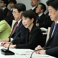 中東情勢に関する関係閣僚会議で発言する高市早苗首相（右から2人目）。同3人目は赤沢亮正中東情勢に伴う重要物資安定確保担当相＝首相官邸で2026年4月10日午前8時11分、平田明浩撮影