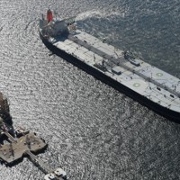 商船三井の原油タンカー「KIRISHIMA」＝東京湾で2026年4月3日午後2時36分、本社ヘリから平川義之撮影