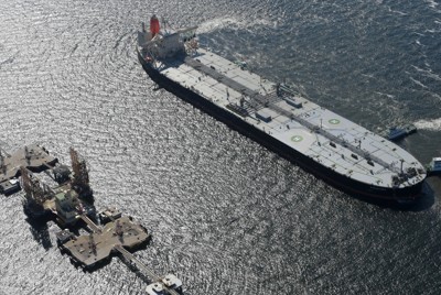 商船三井の原油タンカー「KIRISHIMA」＝東京湾で2026年4月3日午後2時36分、本社ヘリから平川義之撮影
